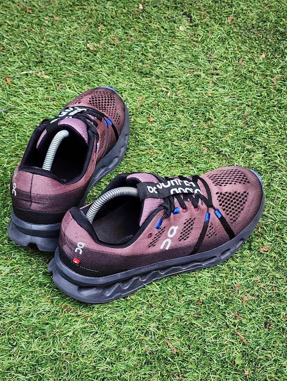ON CLOUDSURFER - Womens Sneakers - SIZE 10